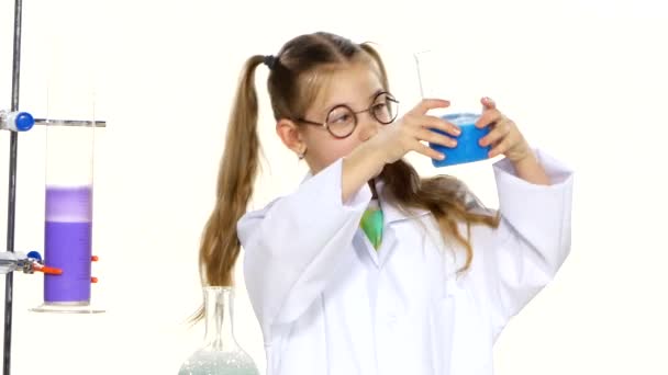 Girl evaluates chemical experiment — Stock Video