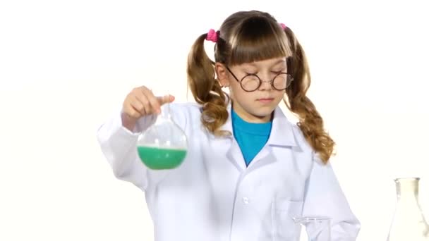 Дівчина в уніформі змішування хімічних речовин — стокове відео