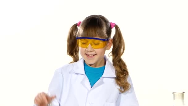 Girl chemical experiment — Stock Video