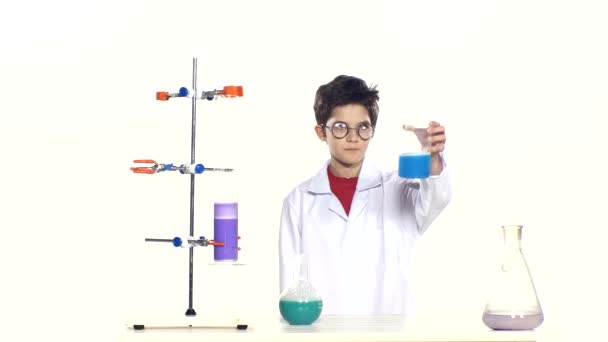 Хлопчик робить експеримент — стокове відео
