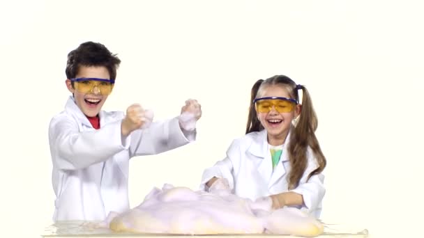 Children making successful experiment — Stock Video