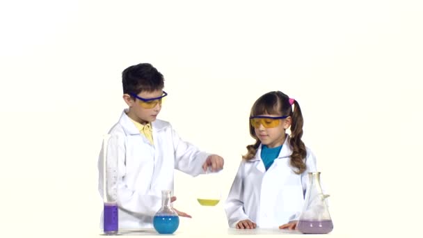 Children making successful experiment — Stock Video