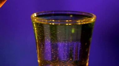 Barmen bir kokteyl dökme