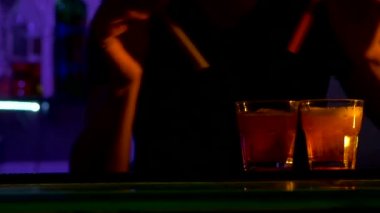 Barmen kokteyl yapmak