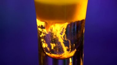 Barmen kokteyl katmanları karıştırma