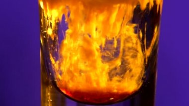 Su sıçratan alkol sıvı sıcanda cam