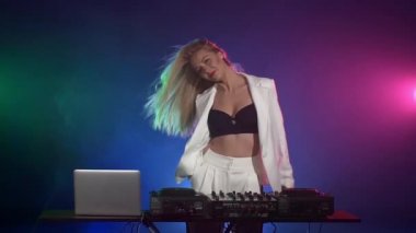 Dj kız müzik çalarken
