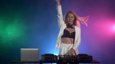 Dj kız müzik çalarken