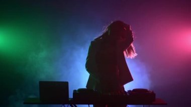 Dj kız kulaklık kullanarak