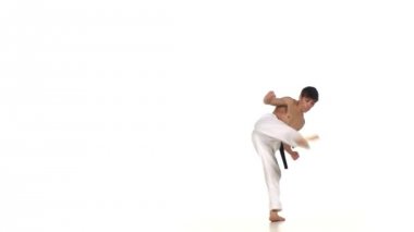 Karate adam bir takla yapar