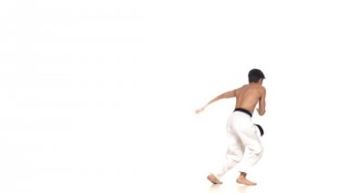 Karate adam bir takla yapar