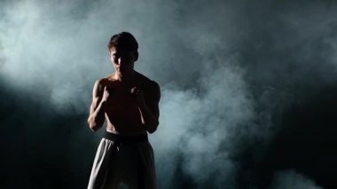 Karate adam egzersizleri yapıyor