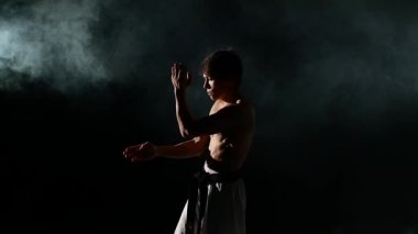 Karate adam egzersizleri yapıyor