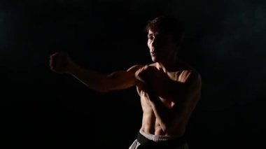 Karate adam egzersizleri yapıyor
