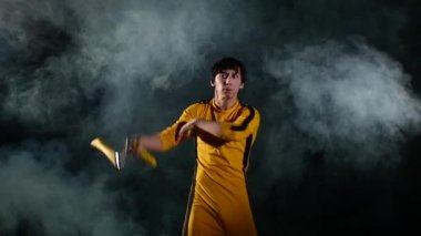 adam ustaca nunchaku dönen