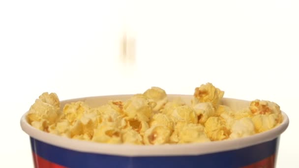 Popcorn che cadono in un sacchetto — Video Stock
