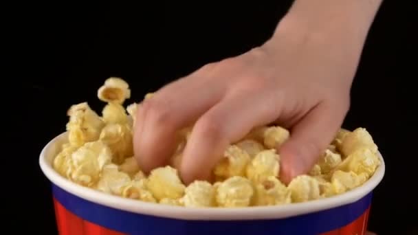 Mani che afferrano popcorn — Video Stock