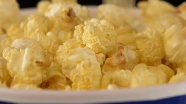 Popcorn tombant dans un sac 