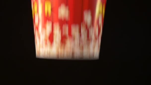 Popcorn in Schachtel fällt — Stockvideo