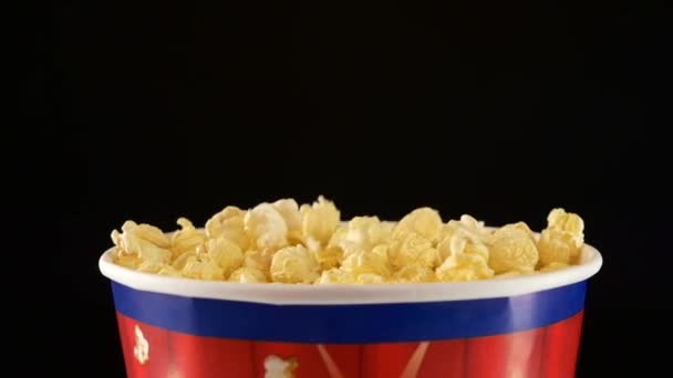 Popcorn fällt in eine Tüte — Stockvideo
