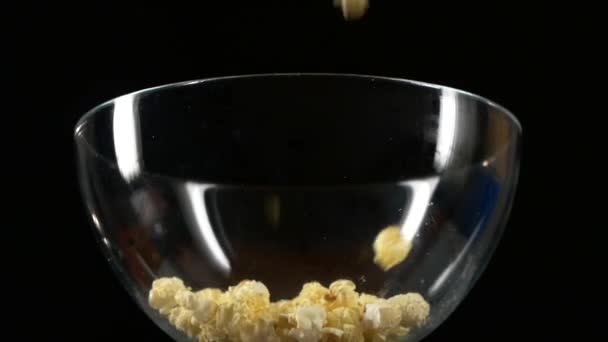 Popcorn vallen in glazen kom — Stockvideo
