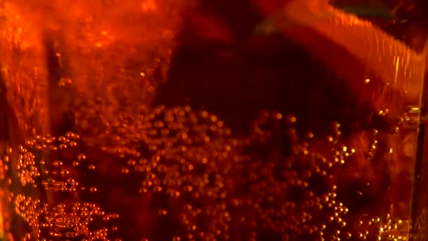 Red cocktail with bubbles — Stock Video