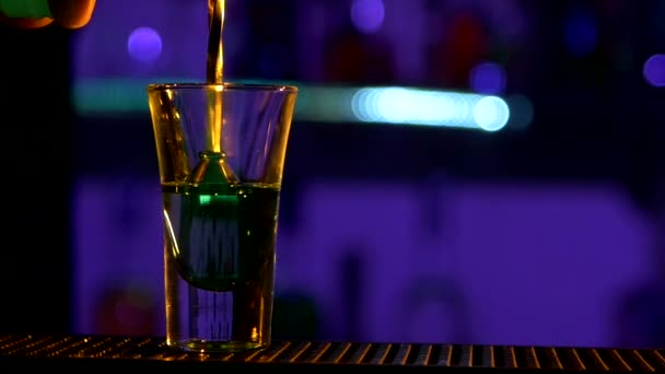 Barkeeper schenkt einen Cocktail ein — Stockvideo