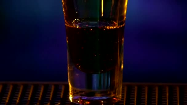 Barmen kokteyl dökmeye devam ediyor — Stok video