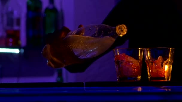 Bartender making cocktail — Stock Video