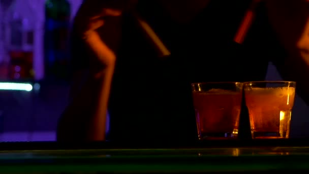 Bartender att göra cocktails — Stockvideo