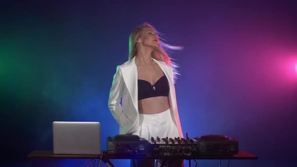 DJ Mädchen spielt Musik — Stockvideo