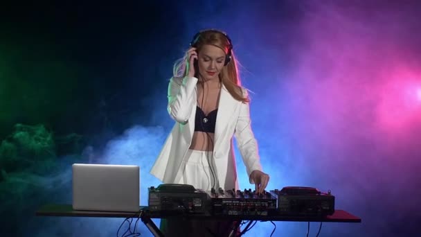 Dj menina tocando música — Vídeo de Stock