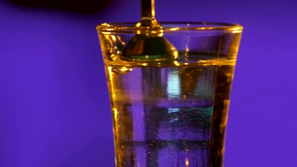 Barmen bir kokteyl cam içine dökme — Stok video