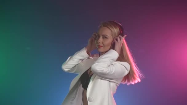 Dj menina para ouvir música — Vídeo de Stock