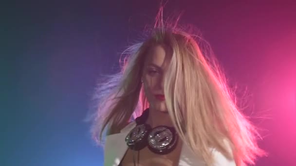 DJ Girl att lyssna på musik — Stockvideo