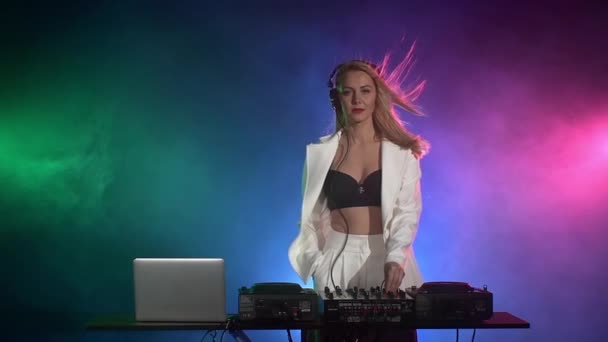 Dj menina tocando música — Vídeo de Stock