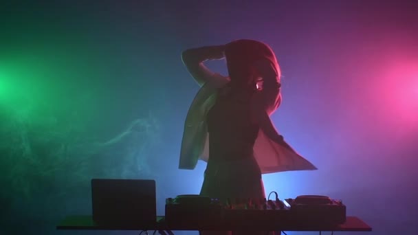 Dj girl playing music — Stock Video