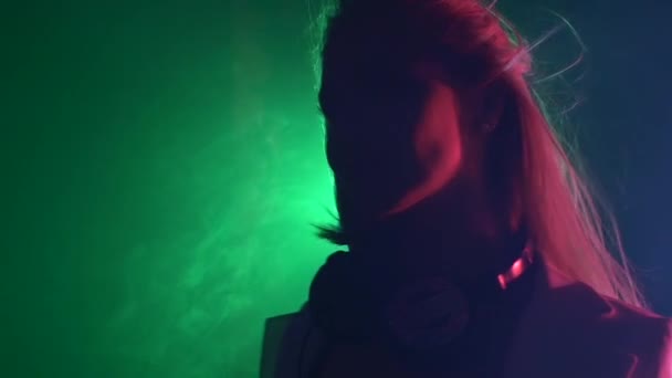 Dj menina para ouvir música — Vídeo de Stock