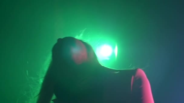 DJ dívka používající sluchátka — Stock video