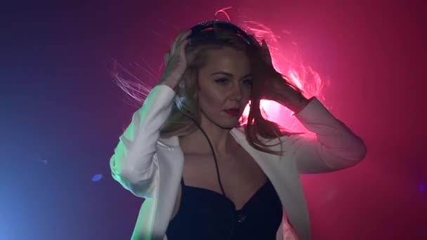 Dj fille à écouter de la musique — Video