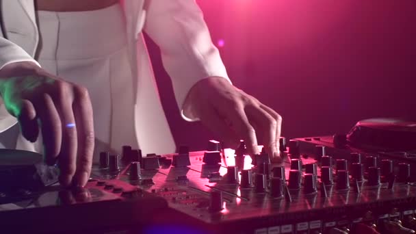 DJ ręce dziewczyny na pokładzie sprzętu — Wideo stockowe