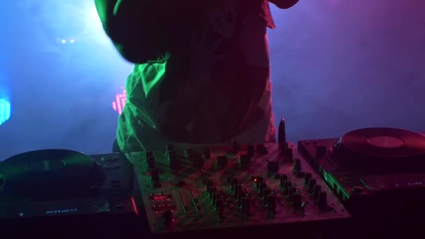 Dziewczyna DJ gra muzyka — Wideo stockowe