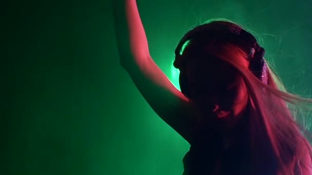 DJ meisje te luisteren muziek — Stockvideo