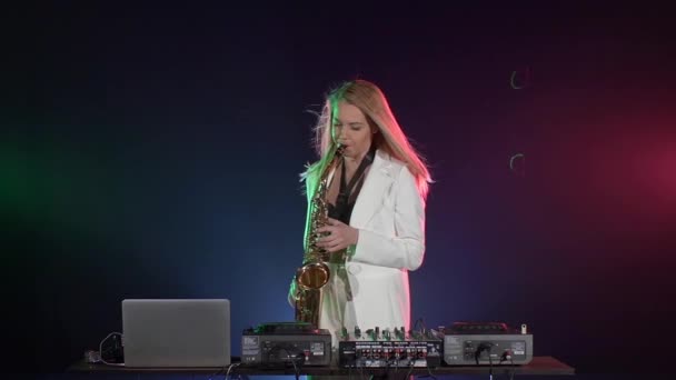 Woman playing music using saxophone — Stock Video