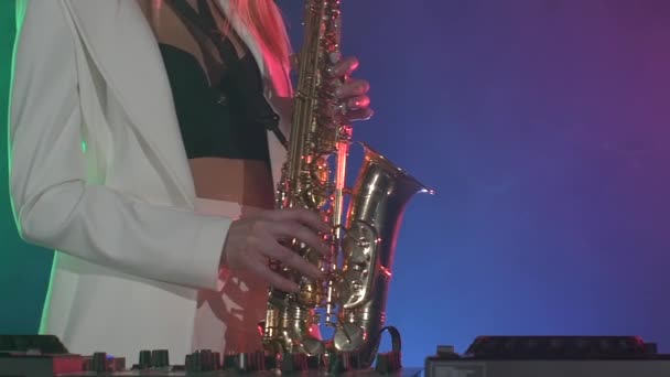 Woman playing music using saxophone — Αρχείο Βίντεο