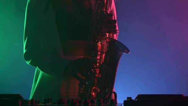 Mujer tocando música usando saxofón — Vídeos de Stock