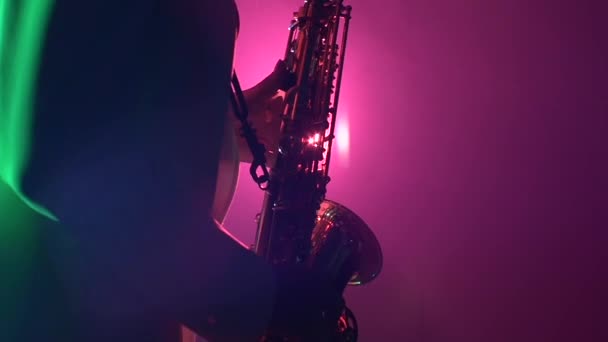 Mujer tocando música usando saxofón — Vídeos de Stock