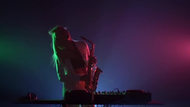 Frau musiziert mit Saxofon — Stockvideo