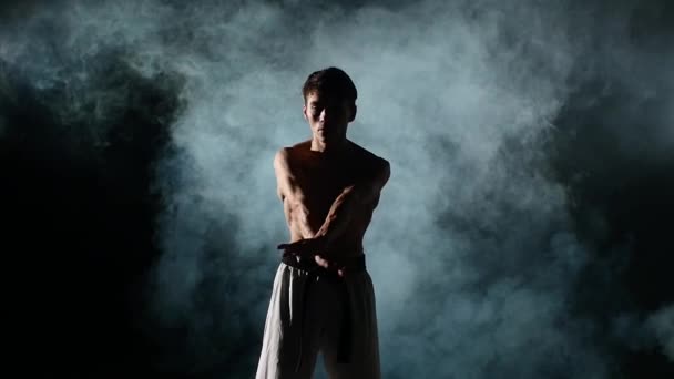 Karate adam egzersizleri yapıyor — Stok video