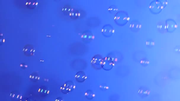 Zeepbellen op blauwe, achtergrond — Stockvideo